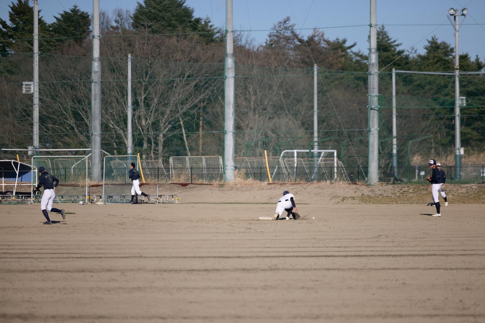 「屋外で野球部の練習」の写真