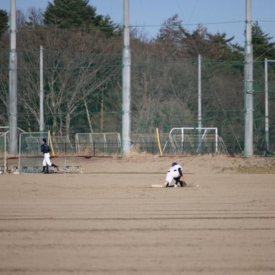 屋外で野球部の練習の写真