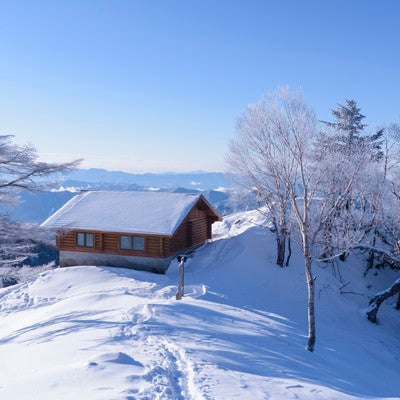 雪に包まれた雲取山山頂と雲取山避難小屋の写真
