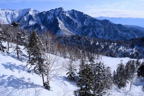 雪化粧した上州武尊山の山々の写真