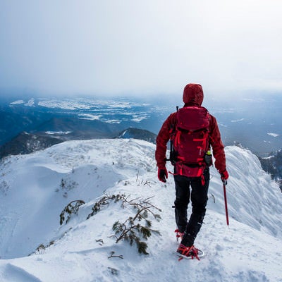 上州武尊山の稜線を歩く赤い登山者の写真