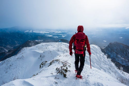 上州武尊山の稜線を歩く赤い登山者の写真