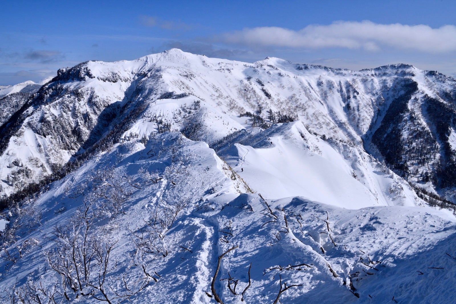 「雪で覆われた上州武尊山（じょうしゅうほたかやま）」の写真