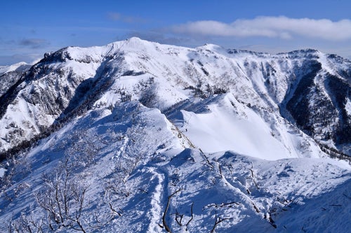 雪で覆われた上州武尊山（じょうしゅうほたかやま）の写真