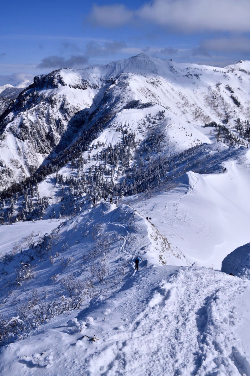「厳冬の上州武尊山を歩く登山者」の写真