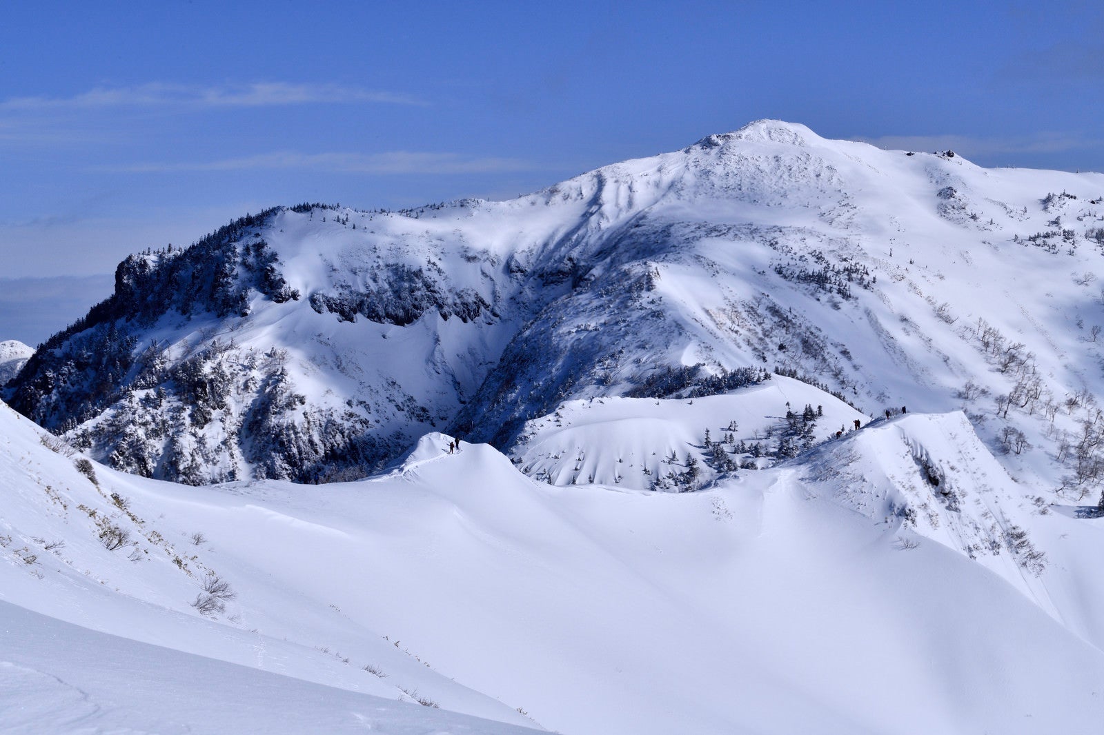 「雪が積もる稜線（上州武尊山）」の写真