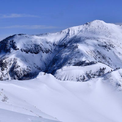 雪が積もる稜線（上州武尊山）の写真