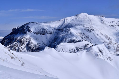 雪が積もる稜線（上州武尊山）の写真