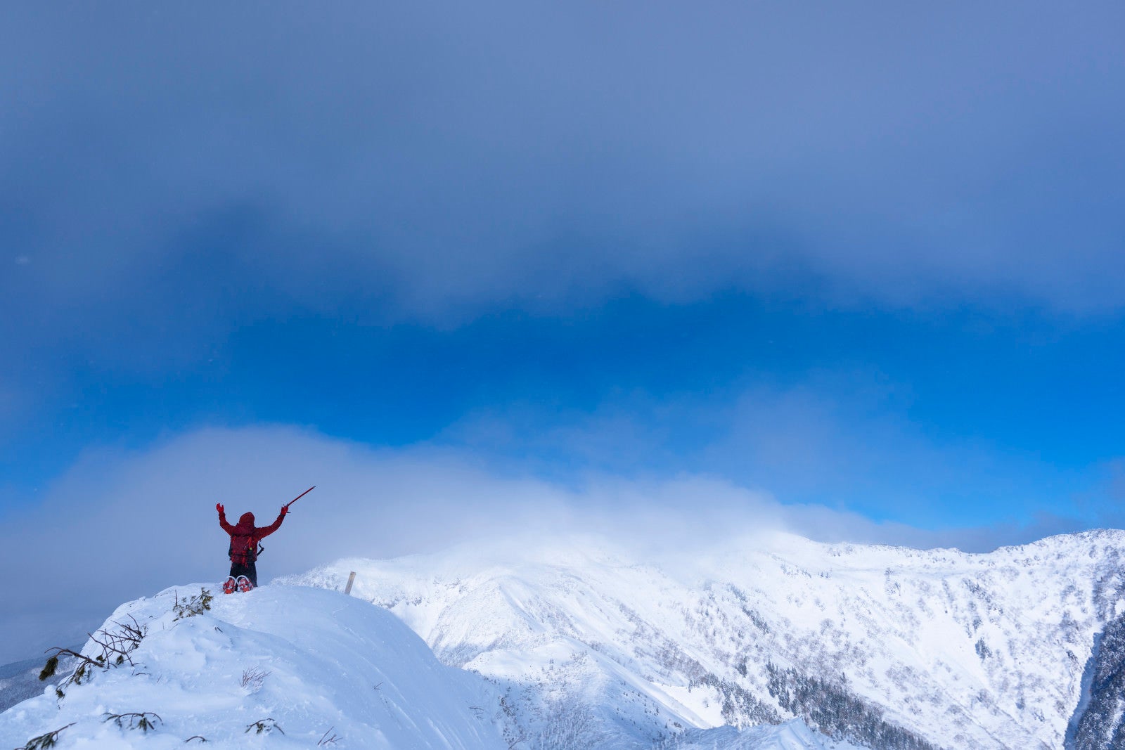 「冬の登山道に膝をつく登山者（上州武尊山）」の写真