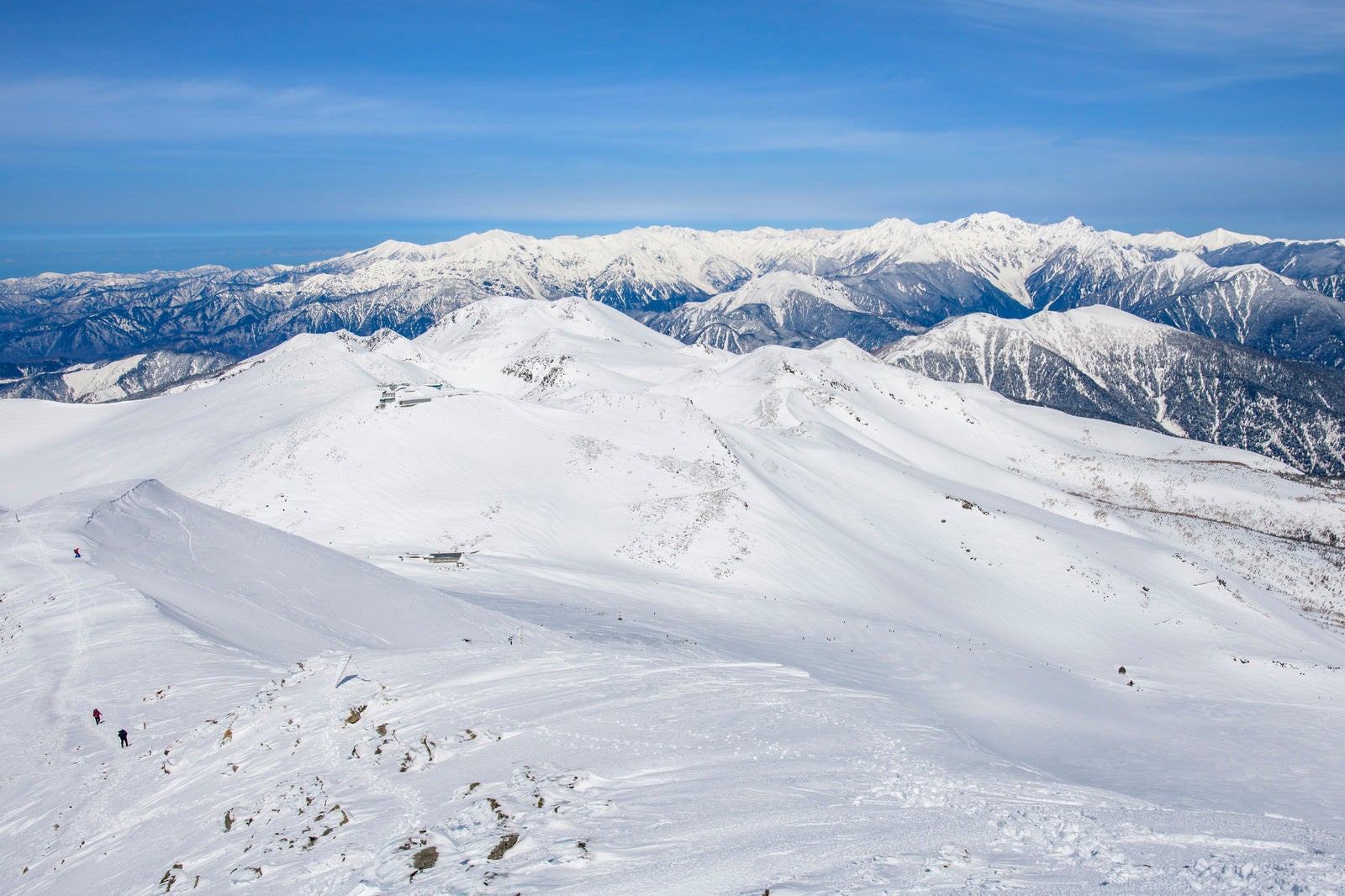 「乗鞍岳の稜線と中央アルプス」の写真