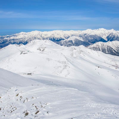 乗鞍岳の稜線と中央アルプスの写真