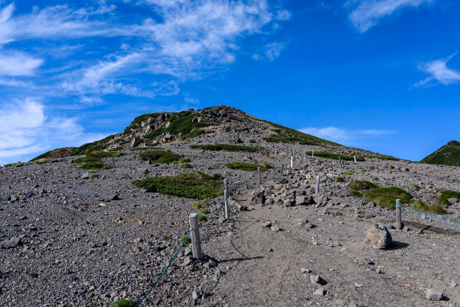 「乗鞍岳の稜線を登る」の写真