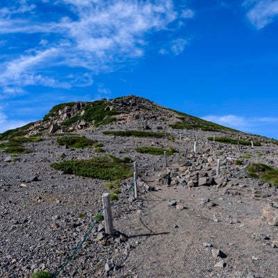 乗鞍岳の稜線を登るの写真