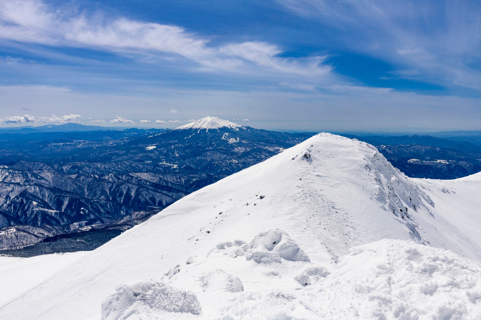 「乗鞍岳山頂から眺める御嶽山」の写真