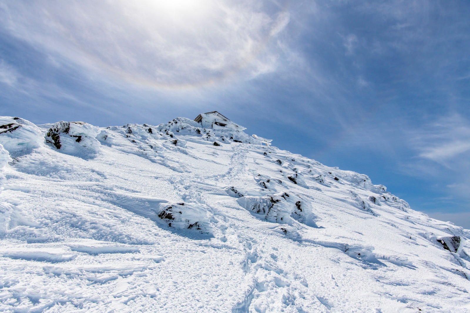 「冬の乗鞍岳山頂とハロ（暈）」の写真