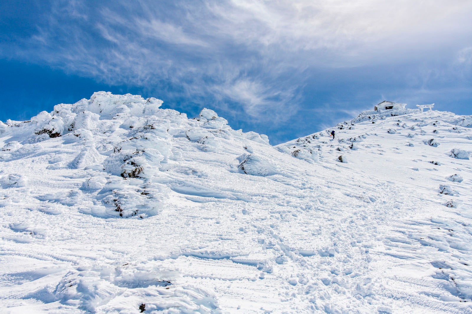 「冬の乗鞍岳山頂を目指す登山者」の写真