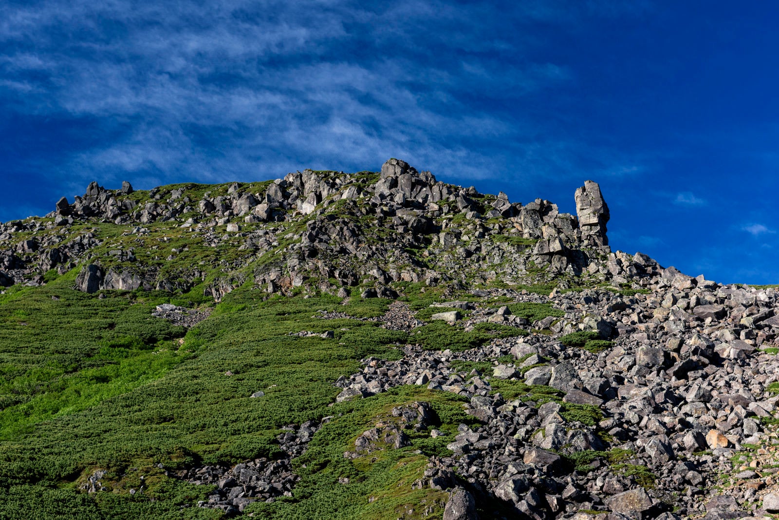 「乗鞍岳稜線の岩だらけの景色」の写真