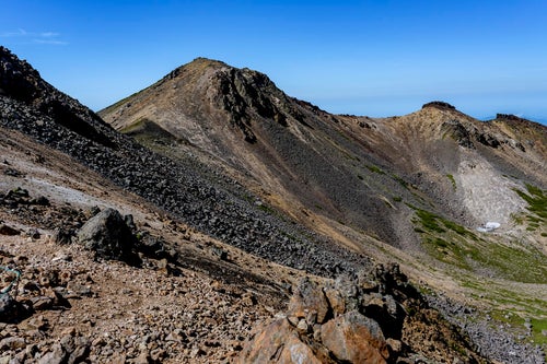 岩だらけの乗鞍岳稜線の写真