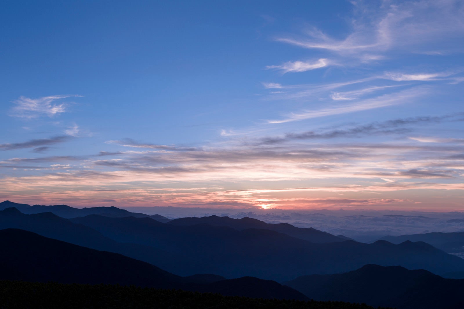 「日の出を迎える乗鞍岳の空」の写真