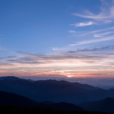 日の出を迎える乗鞍岳の空の写真