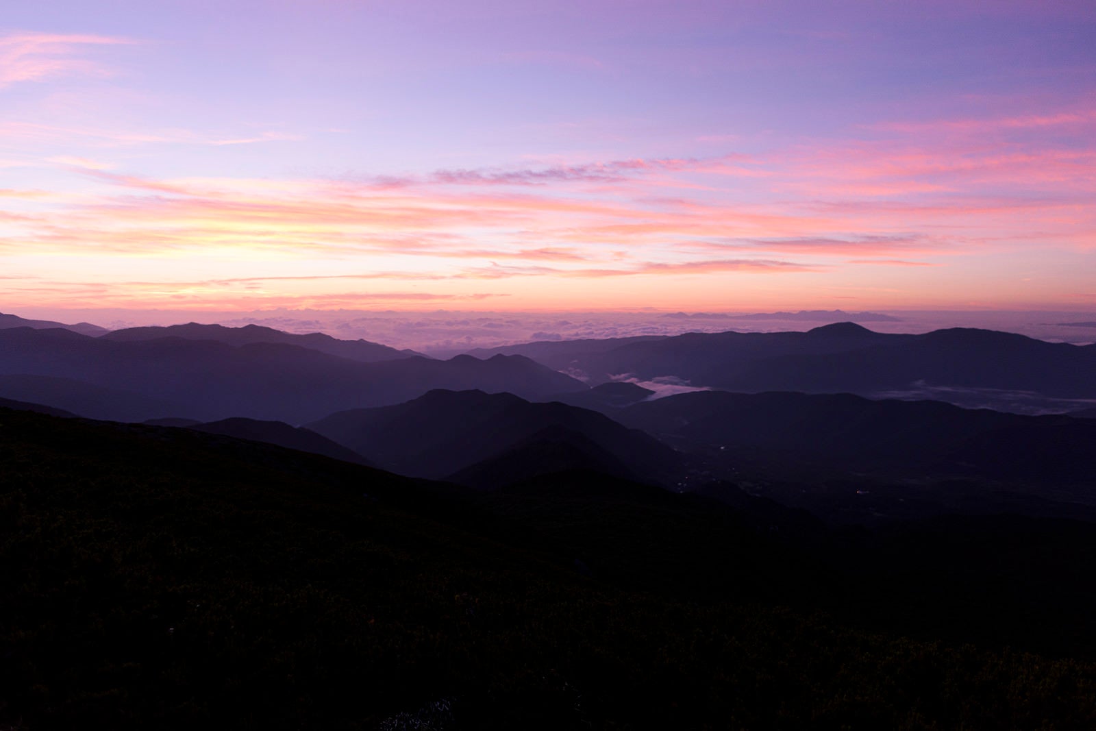 「朝焼け前の乗鞍岳からの遠望」の写真