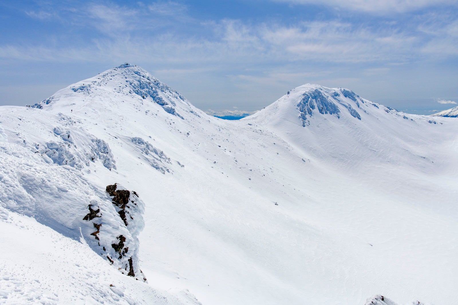 「雪に包まれた乗鞍岳の山頂」の写真