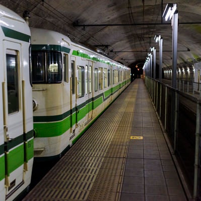 土合駅に止まる電車の写真