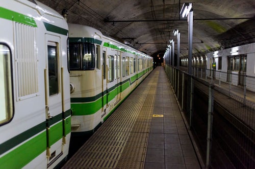 土合駅に止まる電車の写真