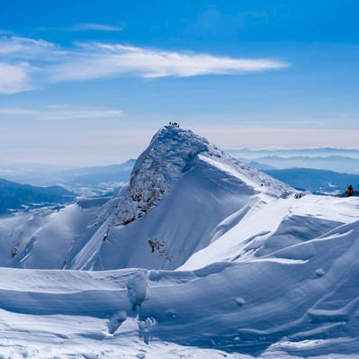 登山道から眺める積雪のトマの耳（谷川岳）の写真