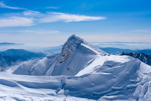 登山道から眺める積雪のトマの耳（谷川岳）の写真