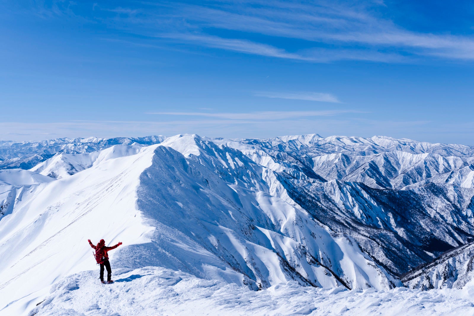 「谷川岳の美しさに歓喜する登山者」の写真
