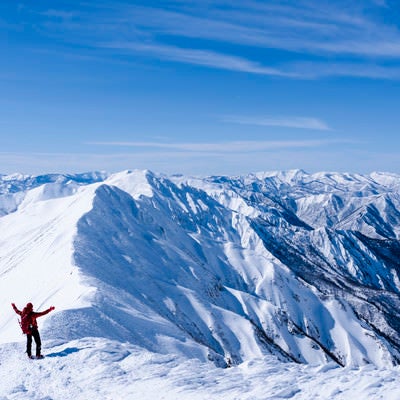 谷川岳の美しさに歓喜する登山者の写真