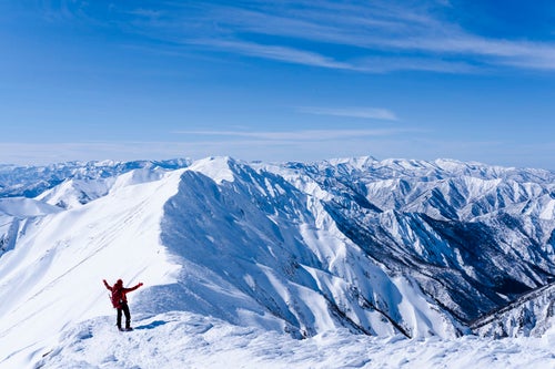 谷川岳の美しさに歓喜する登山者の写真