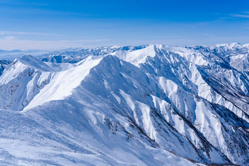 雪に包まれた谷川岳主脈の写真