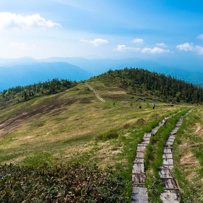 会津駒ヶ岳の稜線と空（福島県南会津郡）の写真