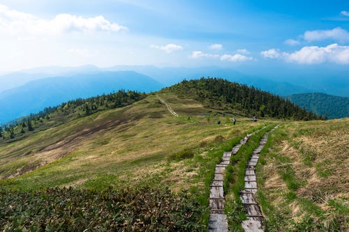 会津駒ヶ岳の稜線と空（福島県南会津郡）の写真