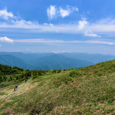 会津駒ヶ岳を登る登山者たち（福島県南会津郡）の写真