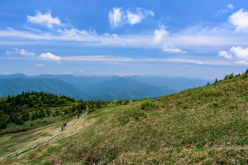 会津駒ヶ岳を登る登山者たち（福島県南会津郡）の写真
