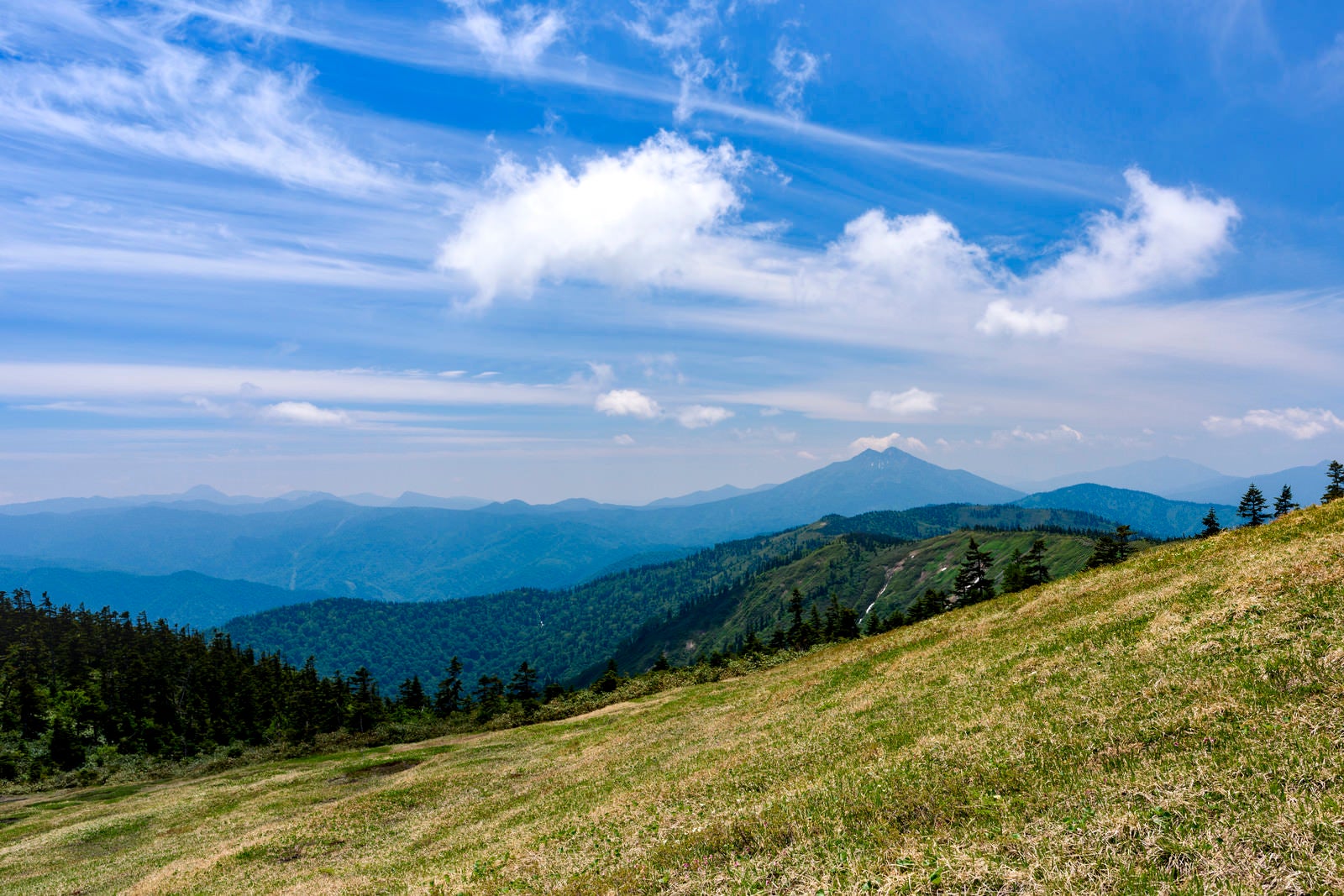 「会津駒ヶ岳稜線と燧ヶ岳（ヒウチガタケ）」の写真