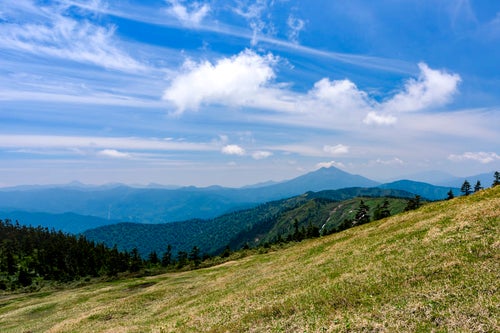 会津駒ヶ岳稜線と燧ヶ岳（ヒウチガタケ）の写真