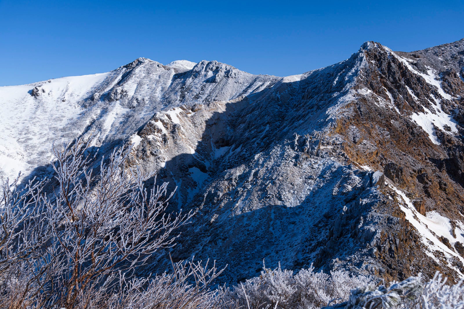 「アルプスのような見た目となった冬の那須岳（なすだけ）」の写真