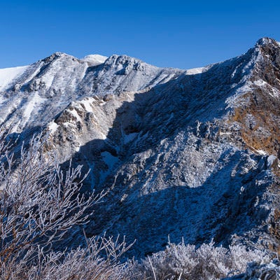 アルプスのような見た目となった冬の那須岳（なすだけ）の写真