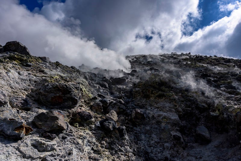 モクモクと奮起が沸き立つ那須茶臼岳（ちゃうすだけ）の写真