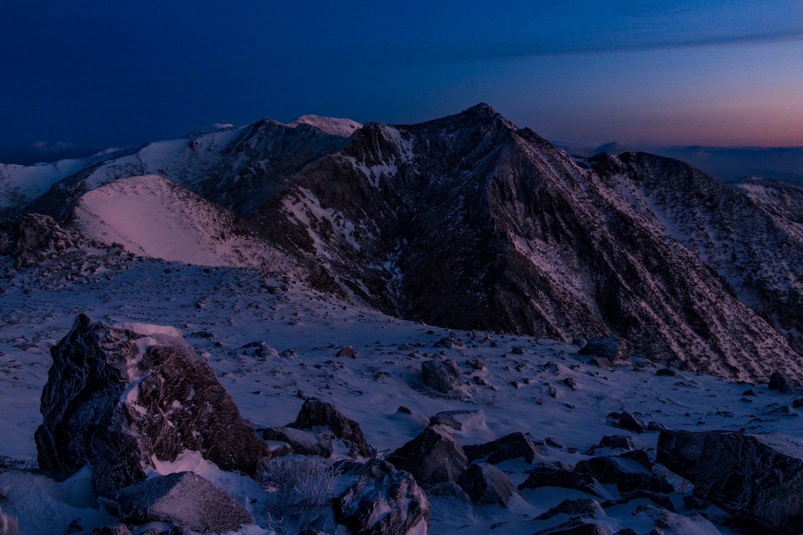 「冬の夜明けを迎える那須朝日岳」の写真