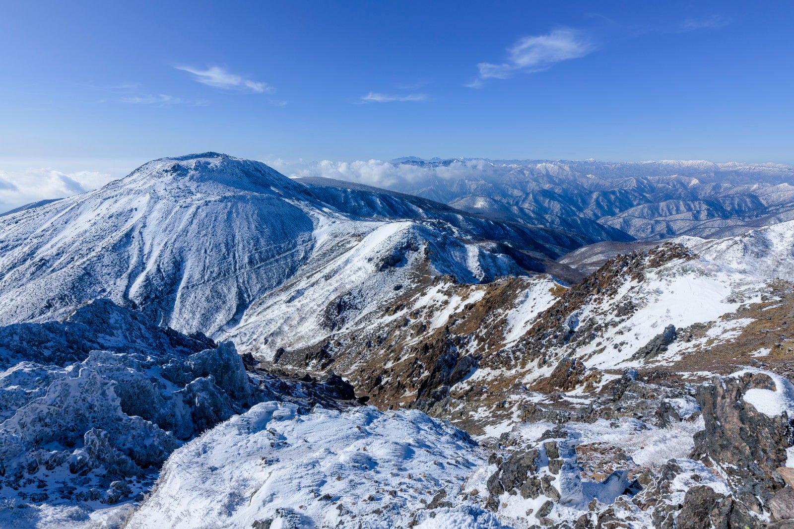「冬の那須の荒々しい景色（那須岳）」の写真