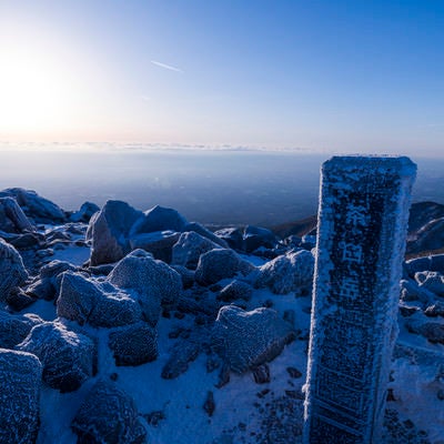凍り付いた那須茶臼岳山頂の写真