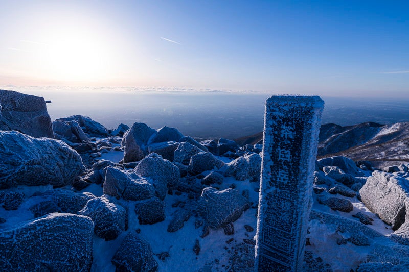 凍り付いた那須茶臼岳山頂の写真
