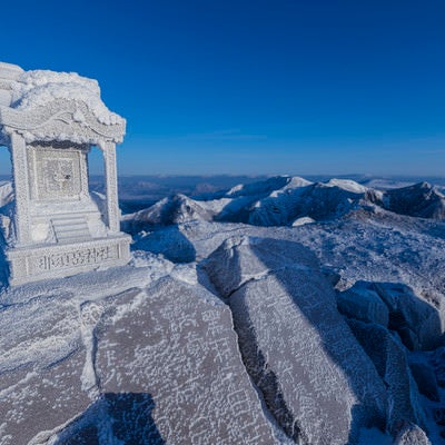 凍り付いた那須茶臼岳山頂の祠の写真