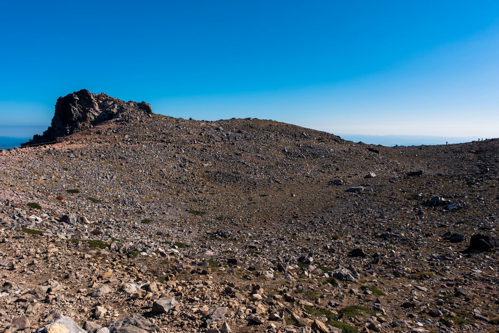 「別の惑星の地面のような那須岳の山頂」の写真