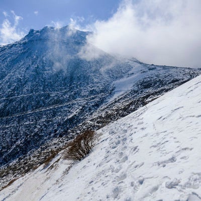 剣ヶ峰中腹から眺める那須茶臼岳（ちゃうすだけ）の写真
